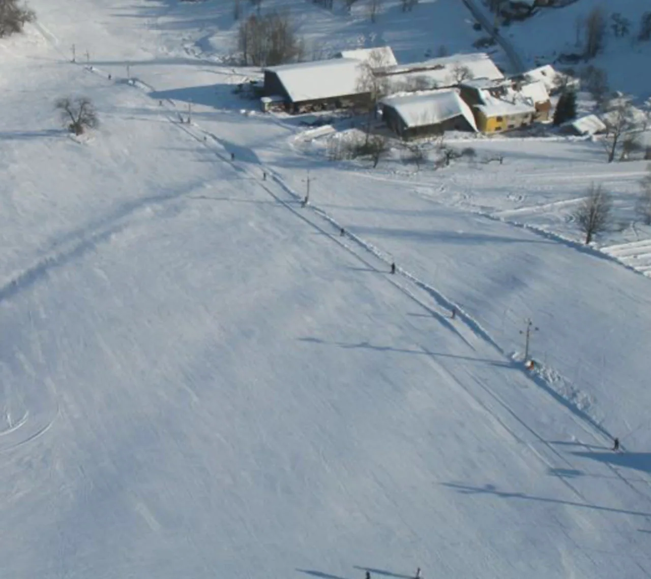 Zasněžená sjezdovka SkiPlavy u penzionu